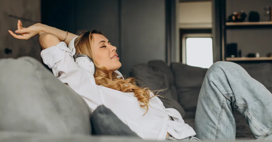 Uma casa limpa contribui para o bem-estar, mas quem vive nela também precisa de atenção, descanso e equilíbrio. Com o apoio da Maria Brasileira, você transforma a limpeza em um cuidado contínuo. Reprodução: Internet